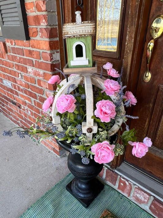 How to Find the Best Urns & Pots for Your Flowers and Topiaries